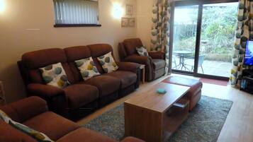 Bungalow, 3 Bedrooms, Patio | Living area | Books