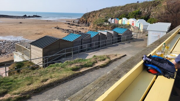 Una serie di casette sulla spiaggia con vista sulla spiaggia e sull'oceano.