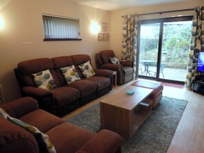 Bungalow, 3 Bedrooms, Patio | Living area