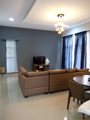 Villa, 2 habitaciones, fumadores, vistas al jardín | Zona de estar | Una televisión