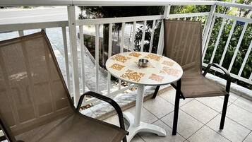 Habitación, 1 habitación, fumadores, balcón | Jardines del alojamiento