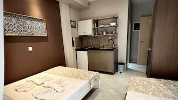 Room, 1 Bedroom, Smoking, Balcony | 1 bedroom, bed sheets