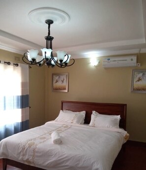 Villa, 3 Bedrooms, Smoking, Terrace | 3 bedrooms, bed sheets - 3 Bedrooms Exclusive House in Mass Media (Lusaka)