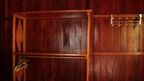 Un armario de madera con un cierre de metal y un asa de metal.