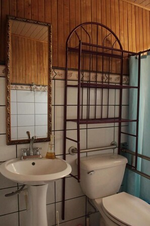 Bathroom - Las Ballenas Quadruple Room With Double and Bunk bed (Drake Bay)