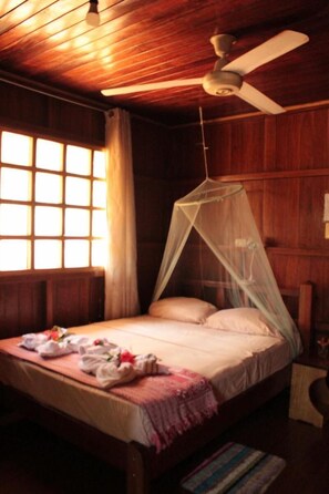 1 bedroom, WiFi - Las Ballenas Quadruple Room With Double and Bunk bed (Drake Bay)