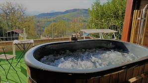A hot tub with a view of a mountainous landscape. - Villa Sole Marche Exclusive Pool Jacuzzi Parking (Castelplanio)