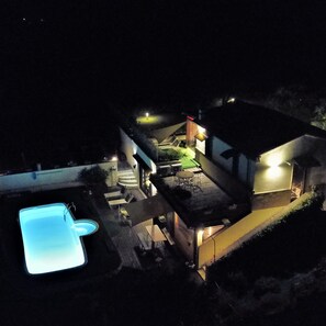 A modern building with a pool, outdoor seating, and a staircase leading to the upper levels. - Villa Sole Marche Exclusive Pool Jacuzzi Parking (Castelplanio)