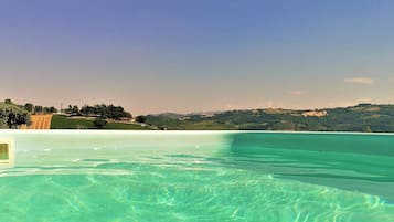 Hồ bơi ngoài trời