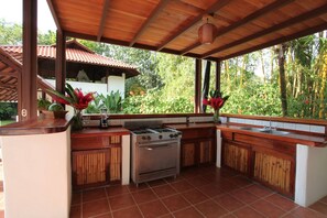 Private kitchen - Remodeled Beach Front House (Puerto Jiménez)