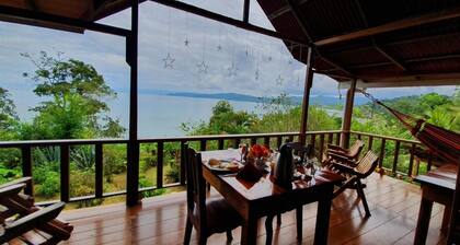 Beautiful House With Panoramic View of the bay and Gardens