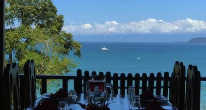 Beautiful House With Panoramic View of the bay and Gardens