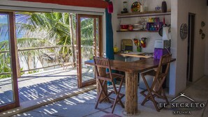 Casa, 1 quarto, para fumantes, terraço | Sala de jantar