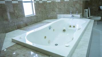 Loft, 1 kamar tidur, Boleh Merokok, balkon | Kamar mandi | Kombinasi shower/bathtub