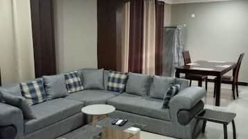 Departamento, 4 habitaciones, vista al jardín | Área de sala de estar