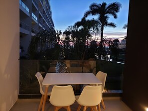 Condo, 1 habitación, balcón, vista al océano | Restaurante al aire libre