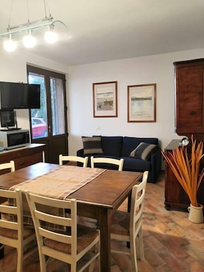 House, 2 Bedrooms, Patio, Garden View | Interior