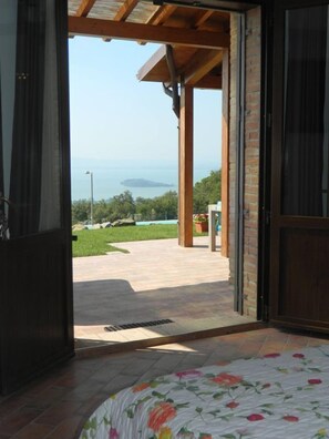 Ferienhaus, 2 Schlafzimmer, Terrasse, Gartenblick | 2 Schlafzimmer, Bügeleisen/Bügelbrett, Bettwäsche