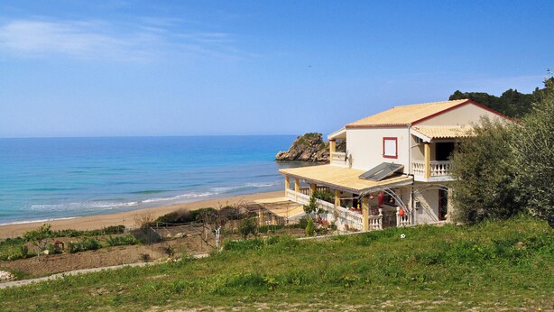 A coastal house with a balcony overlooking the beach, a small garden, and a clear view of the sea. - Beach House Tolis - Pelekas Beach (Corfu)