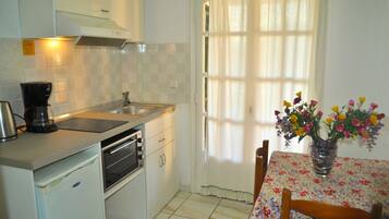 Apartment, 1 Bedroom, Smoking, Balcony | Dining