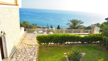 Apartment, 1 Bedroom, Smoking, Balcony | BBQ/picnic area