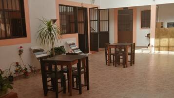 Room, 1 Bedroom | Tempat makan luar