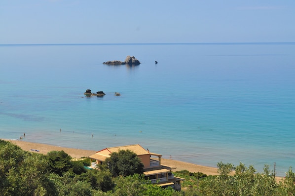 Front of property - Beachfront House Tolis - Pelekas Beach (Corfu)