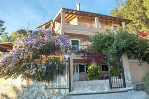 Apartment, 2 Bedrooms, Smoking, Balcony | Property entrance