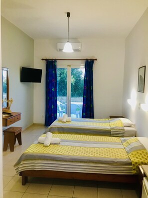 1 bedroom, bed sheets - Room-studio in Banos Apartments With sha (Corfu)