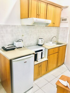 Habitación, 1 habitación, para fumadores, alberca privada | Cocina privada | Refrigerador, tetera eléctrica y utensilios de cocina 