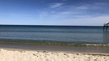 Una playa cerca