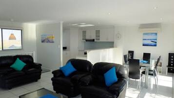 Tv, dvd-spelare och ett filmbibliotek