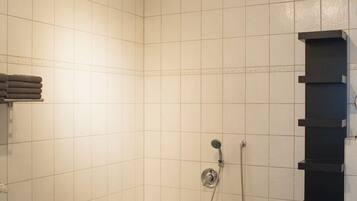 Baignoire, sĂšche-cheveux, serviettes fournies, savon