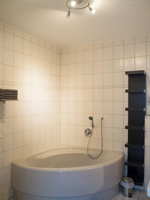 Baignoire, sèche-cheveux, serviettes fournies, savon