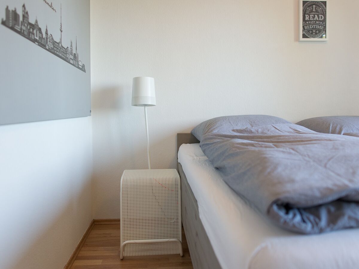 1 slaapkamer, een bureau, een strijkplank/strijkijzer, reisbedje