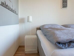 1 habitación, escritorio, tabla de planchar con plancha y cuna de viaje 