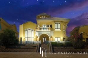 Front of property - LUX Holiday Home - Frond E 1 (Dubai)