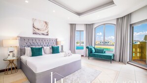 Ein modernes Schlafzimmer mit einem großen Bett, Stadtblick und einem Balkon.