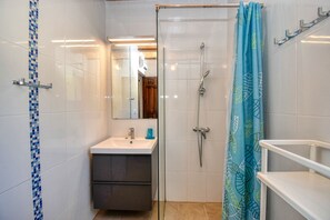 Shower, hair dryer, towels - Bungalow for 6 persons, pool, sea view, sandy beaches in Torre del Mar (Arenas, Málaga)