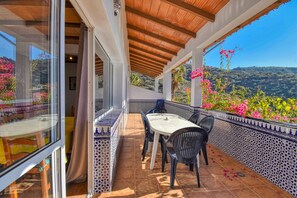 Outdoor dining - Bungalow for 6 persons, pool, AC, sea view, sand beaches in Torre del Mar (Arenas, Málaga)