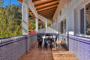 Outdoor dining - Bungalow for 6 persons, pool, AC, sea view, sand beaches in Torre del Mar (Arenas, Málaga)