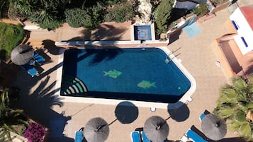 Piscine extérieure, chaises longues