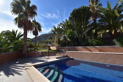 Bungalow  2-4 persons, pool, AC,  WIFI, sea view, sand beaches in Torre del Mar