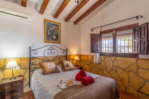 2 chambres, coffres-forts dans les chambres, fer et planche à repasser