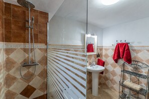 Combined shower/bathtub, towels