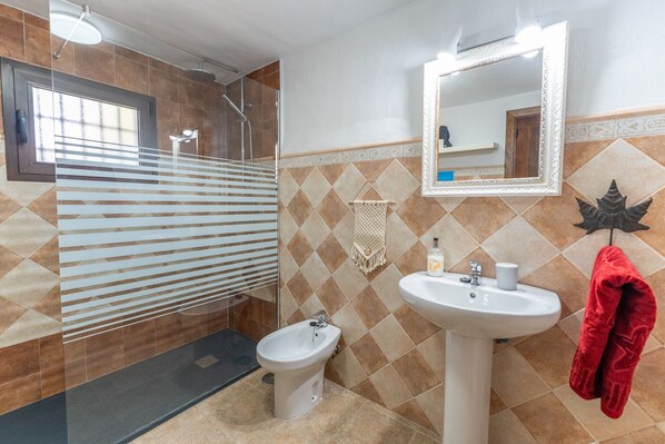 Combined shower/bathtub, towels