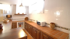 Een koelkast, een microgolfoven, een oven, een vaatwasser