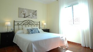 5 chambres, fer et planche à repasser, Wi-Fi gratuit, draps fournis