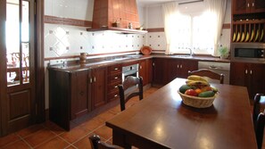 Een koelkast, een microgolfoven, een oven, een vaatwasser