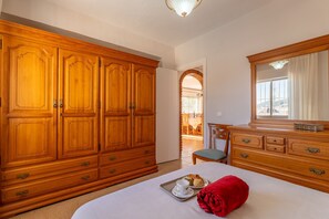 3 slaapkamers, een strijkplank/strijkijzer, gratis wifi, beddengoed